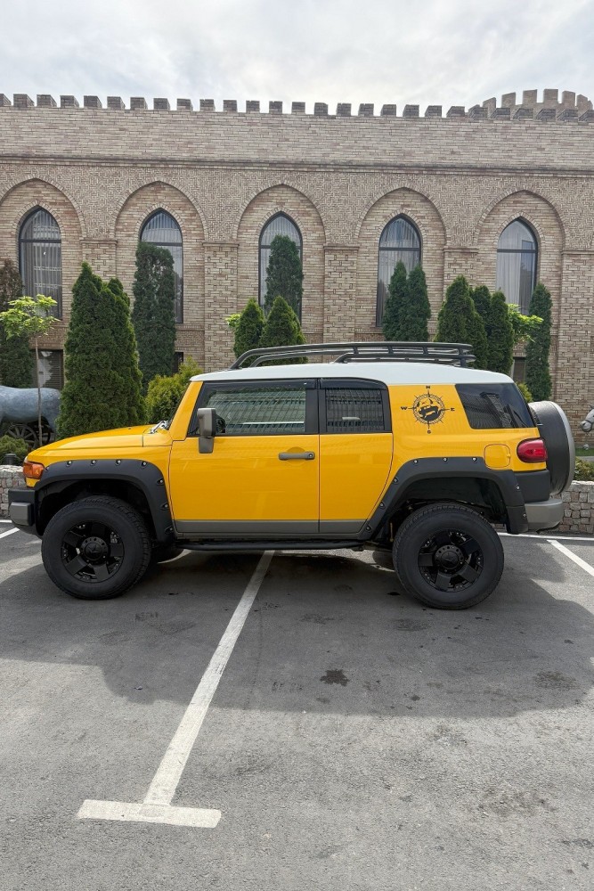 Toyota FJ-Cruiser Yellow-6