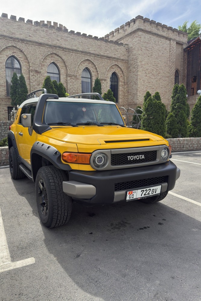 Toyota FJ-Cruiser Yellow-5